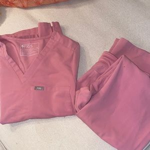 Figs Chalk Pink scrub set